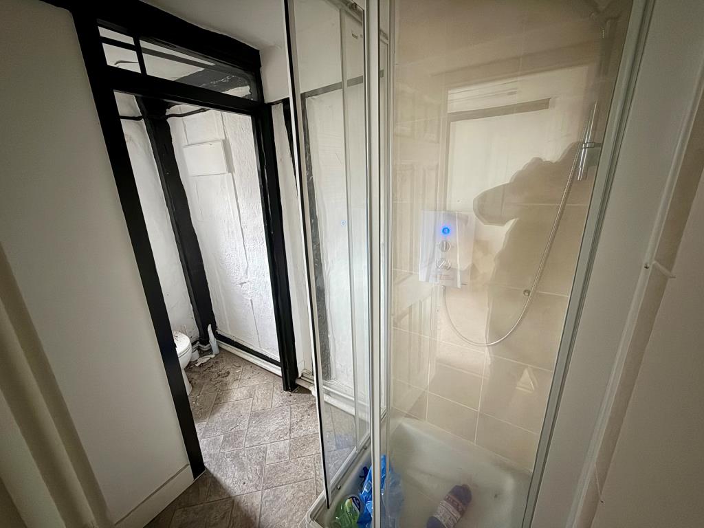 Lot: 36 - VACANT UPPER PARTS WITH POTENTIAL FOR CONVERSION - First floor shower room with W.C.